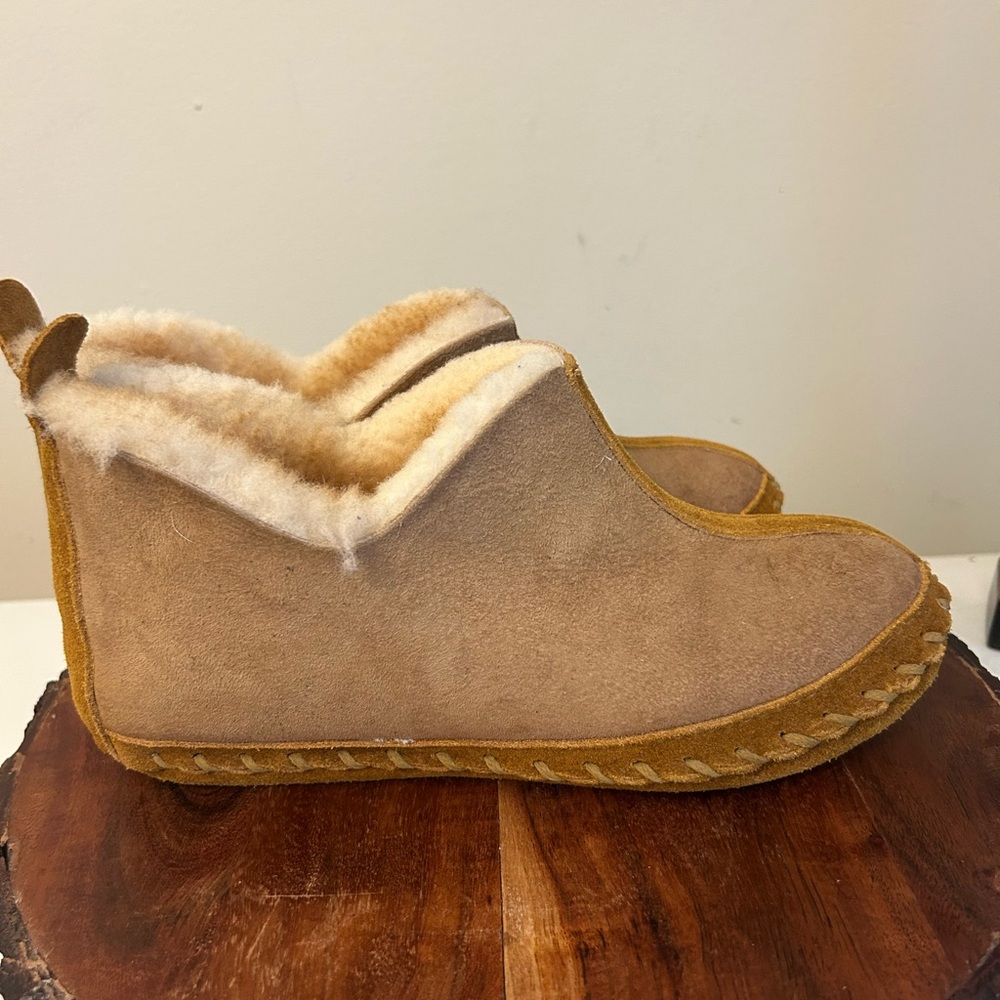 LL Bean Womens‎ Wicked Good Slippers Size 6-7Classic Brown Shearling Lined Shoes - Picture 2 of 12